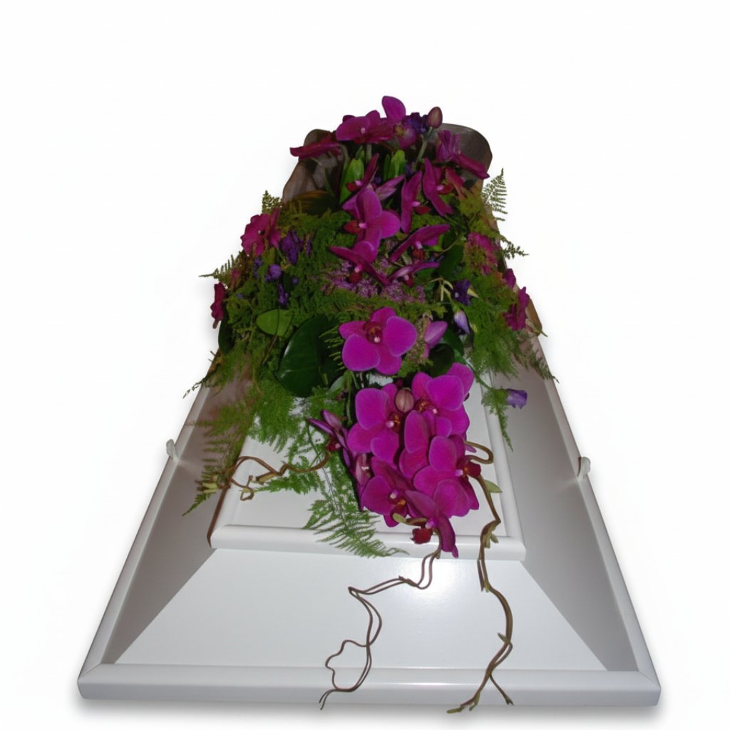 Kistepynt med orkideer og gerbera