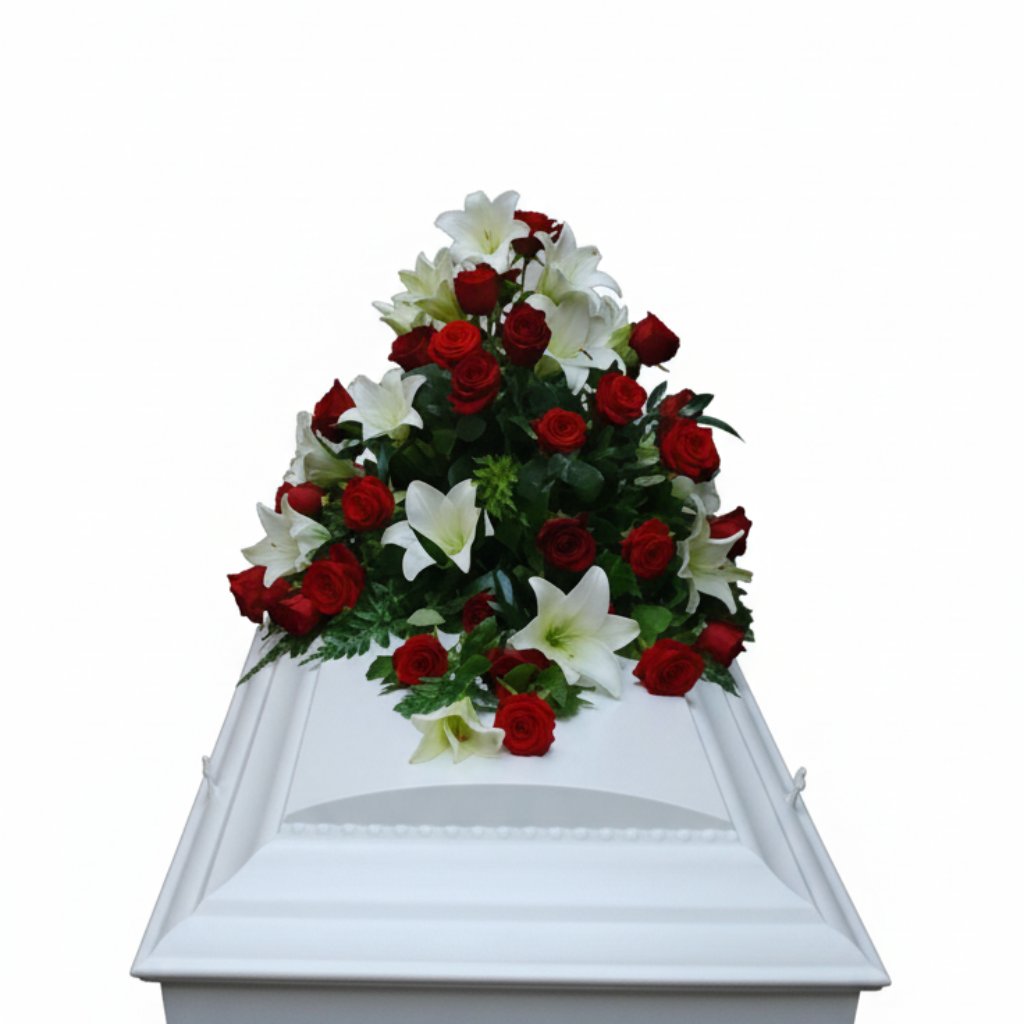 Kistepynt med røde roser og hvide liljer